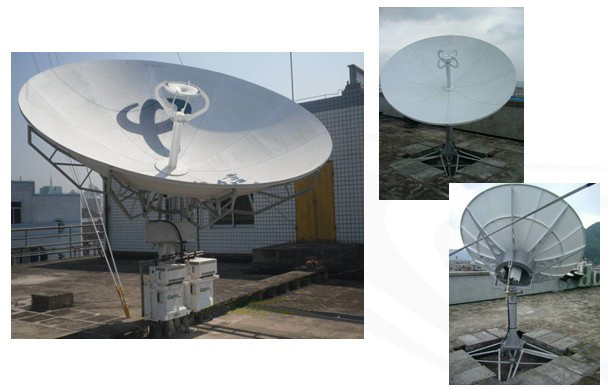 卫星地面站设备全景，多种通信设备整齐排列，专业机柜安装，现代化通信中心环境